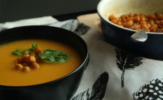 sopa de abóbora e grão de bico crocante