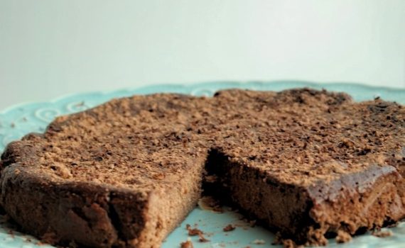 bolo húmido de cacau, amêndoa e coco